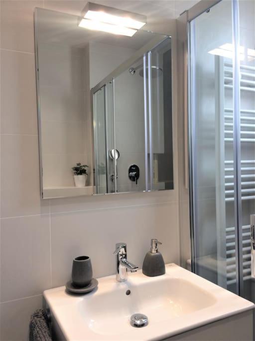 Lovely & Bright Vila Olimpica Beach Apartment Barcelona Ngoại thất bức ảnh